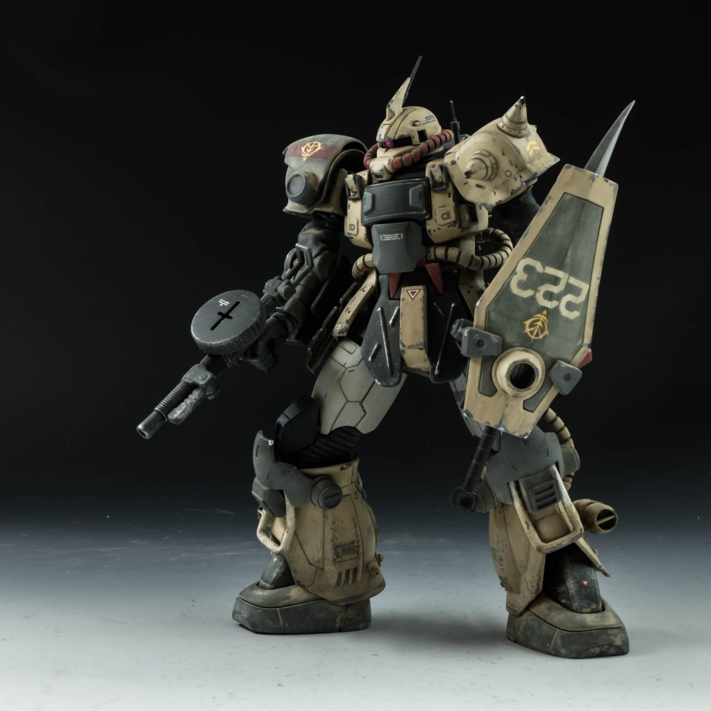 射撃武装として、M-120AS ザクマシンガンを装備。