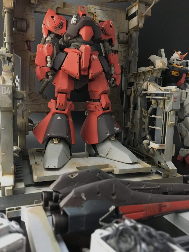 別製作のハンガーデッキにガンダムMk-Ⅱと並べてみました。頭部脇に佇むエマ中尉を置きましたが、こうやって見るとMSってやはり大きいですね。