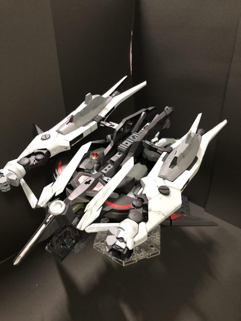グルントラーゲジンクス・アイン、ツヴァイを支援する目的の機体。武装は主翼に搭載したブースターの役割も持つ拡散ビーム砲(トップ画の背中のやつ)合体することでGNドライヴの出力を安定させ、稼働させることができる。合体パーツで組んだのですが、形にするのに一番時間がかかりました。