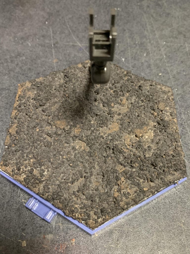 コルク粘土を水で溶いてペタペタ♪溶岩の固まったようなゴツゴツの土地になりましたw