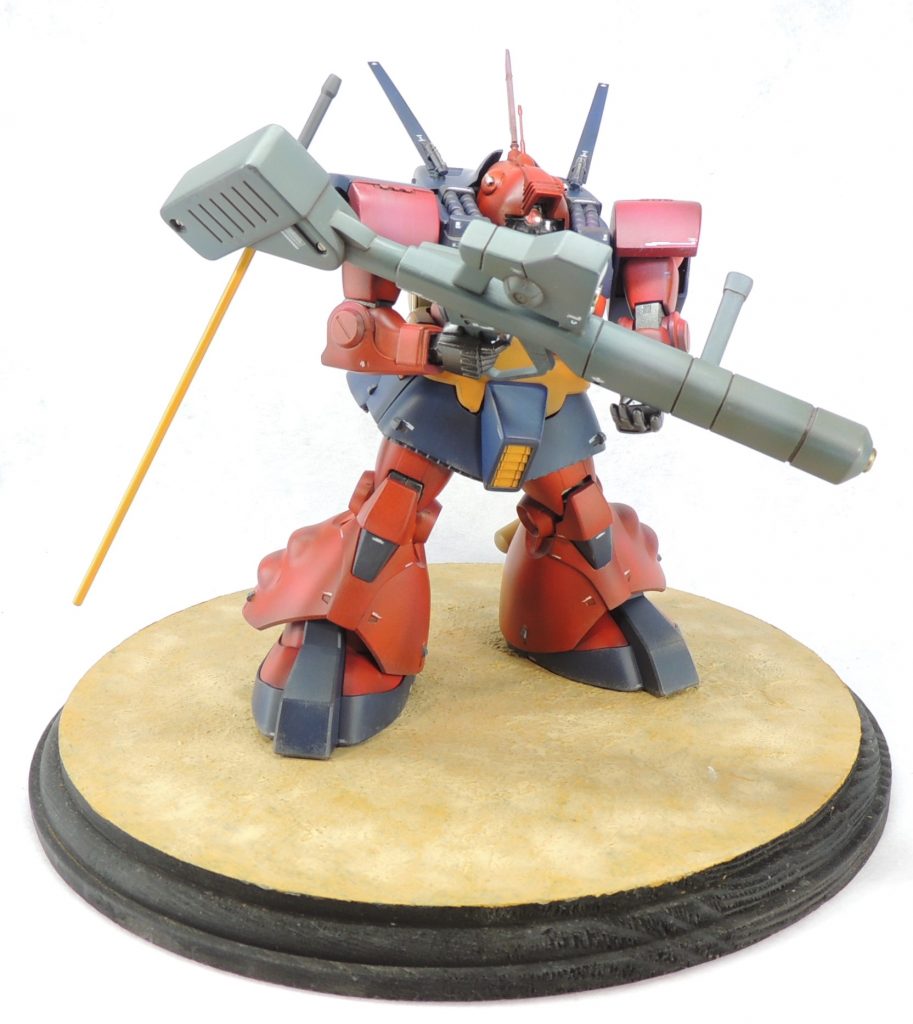 巨大なビーム・カノンは、グリップの部分をビーム・バズーカから移植しました。それにより、グリップが可動することで、より構えやすくなりました。照準器や先端に金属部品を用いることで、精密感を上げています。また、ヒート・サーベルの取付基部に回転軸と可動機構を設けているため、写真のようにポージングの邪魔にならないように角度を付けることが可能です。