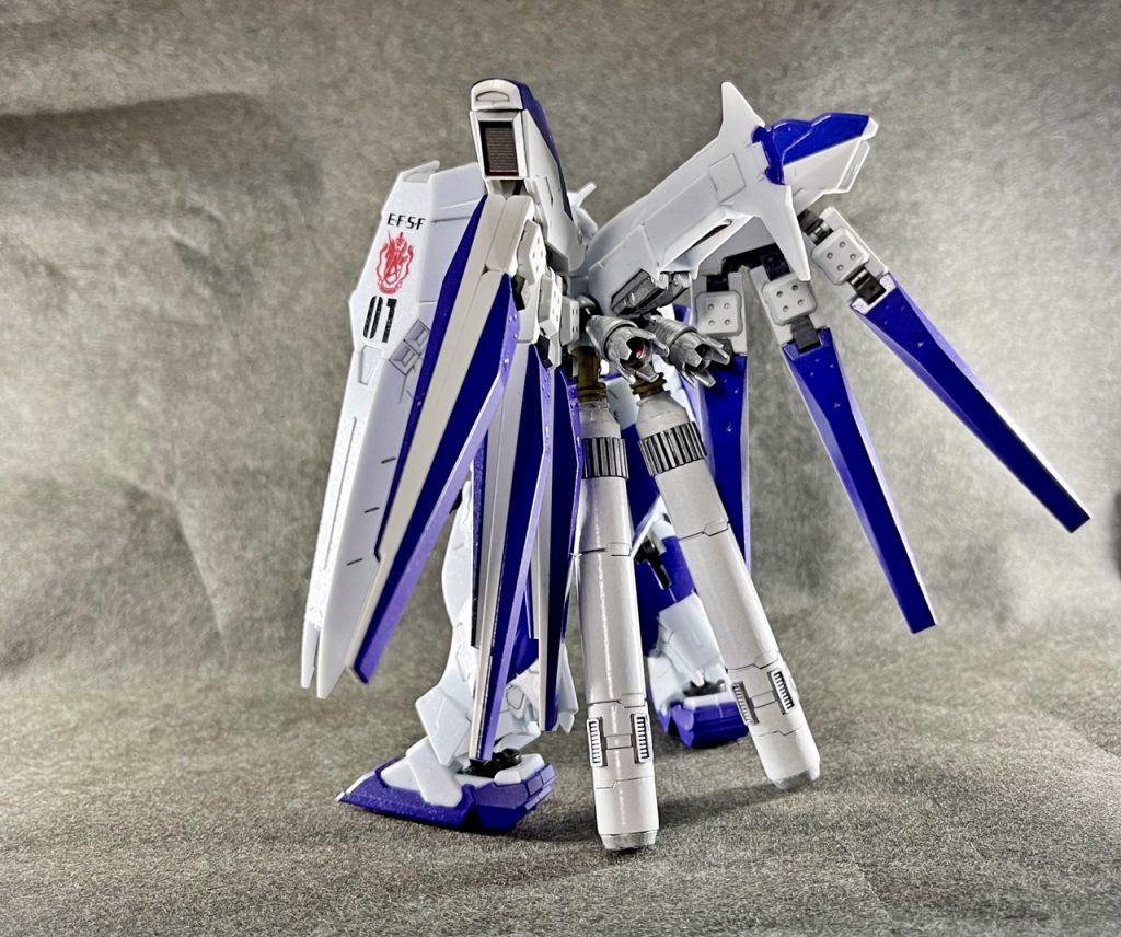 バーニアは市販パーツの組み合わせ。基部はボールジョイント接続。 テールスタビライザー内の肉抜き穴はやはり、市販のダクトパーツを使用し塞いでいます。 プロペラントタンクはコトブキヤの物とHG Hi-νの物との組み合わせ。 ファンネルラック及びフィンファンネルは、HGの物を加工したものにダクトパーツを貼り付けディテールアップ。 あと、フレームが剥き出しになっている上腕部と大腿部の裏側は、プラ板で塞ぎました。