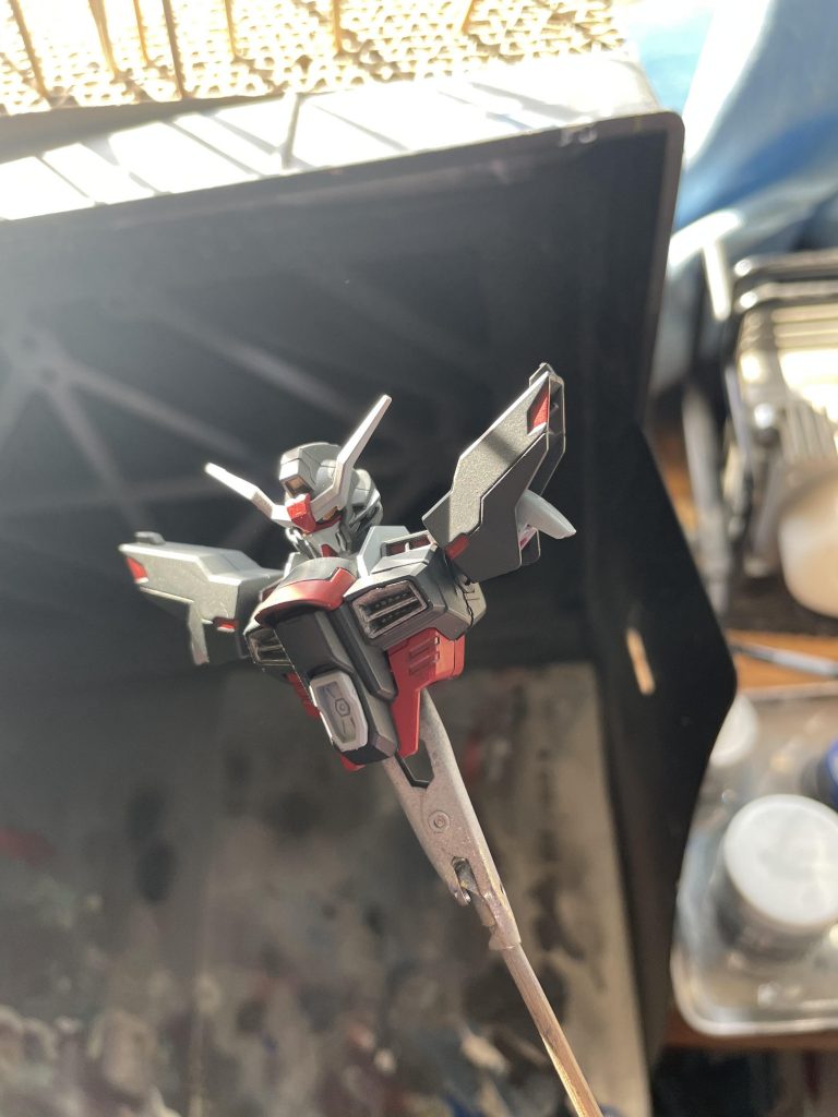 塗装段階。水性カラーのダークグレーとエアクラフトグレーでエアブラシ塗装後、アクリジョンにて赤を筆塗り