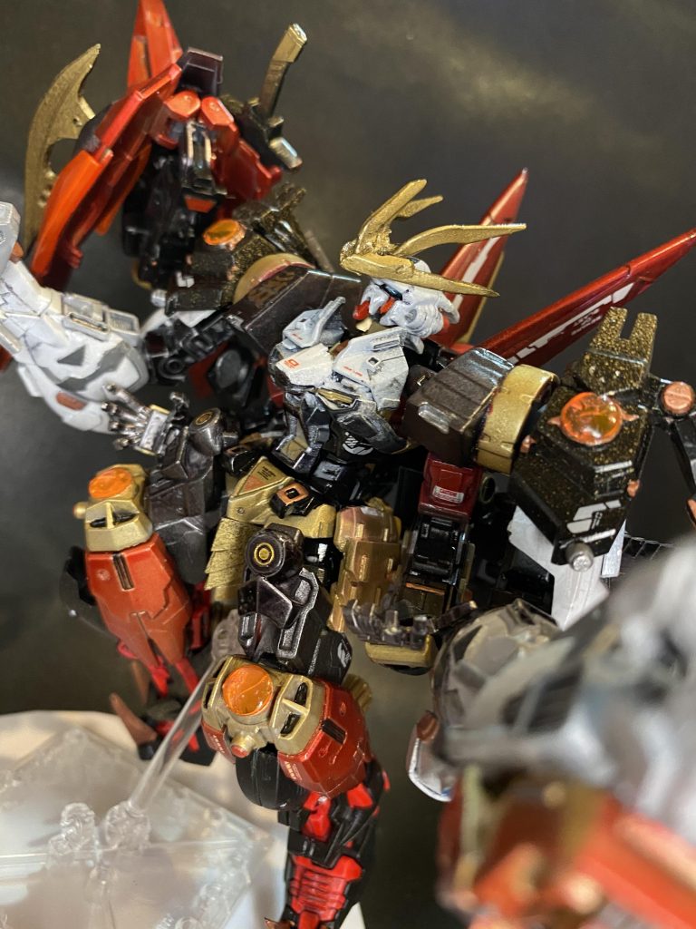 ロウギュールには負けらんねえという謎の対抗心を燃やした結果、めちゃめちゃ肩が重く、非常に不安定な肩凝りマッハ機体となりました。腕はパワードレッドへの憧れからメイン+パワーアームを搭載してます。もう2本増やして阿修羅!ってやりたい欲もあったのですが、今回は見送りに…いずれ多腕機体創りたい!