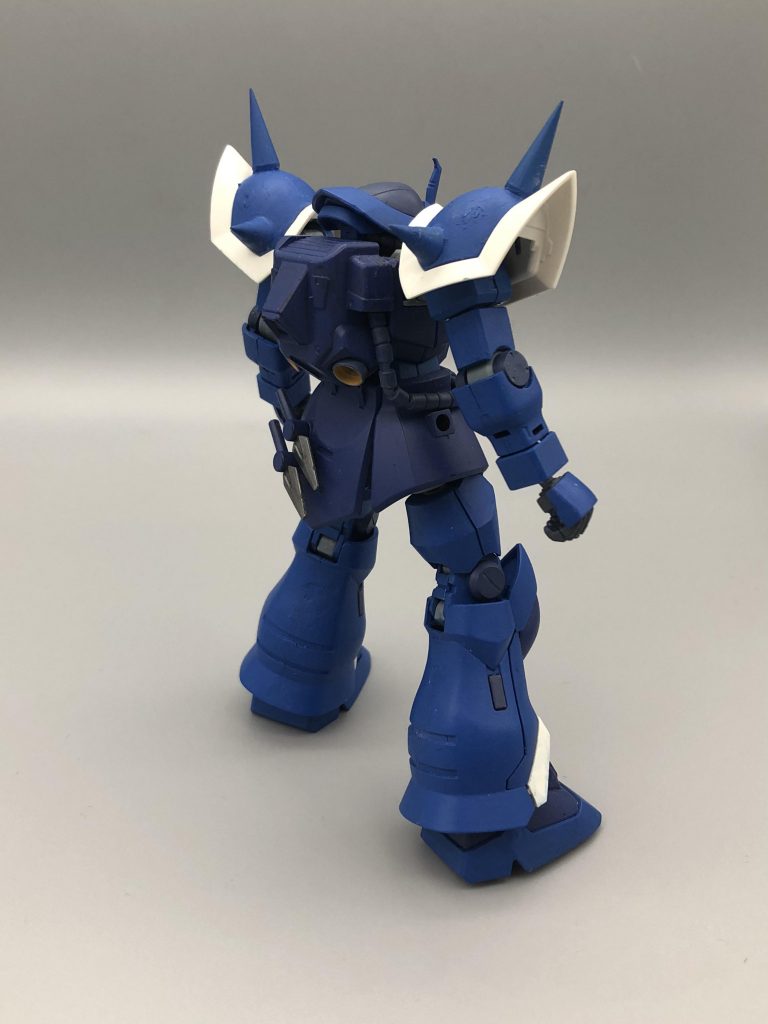 塗装はシタデルカラーの筆塗りです。明るい青がCaleder Sky、胸部等濃い青がMacragge Blue、スラスターはAverland Sunsetで塗り分けました。