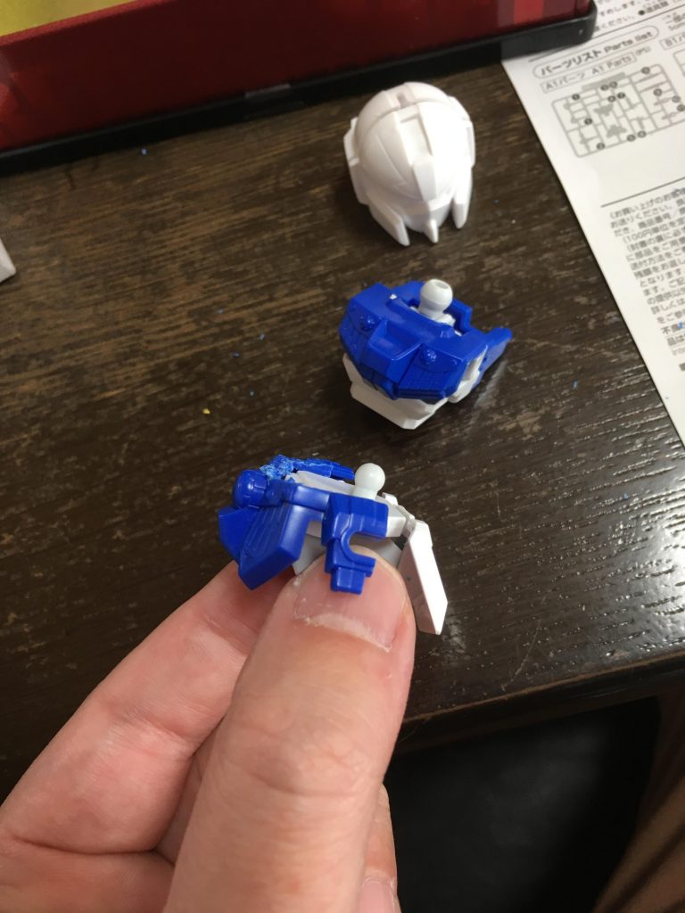 疾風剣豪精太のボディは真ん中でパキンしてCSフレームの胴体と腰にパテで固定しています。後ろ側はCSゼータのパーツをそのまま使用です。
