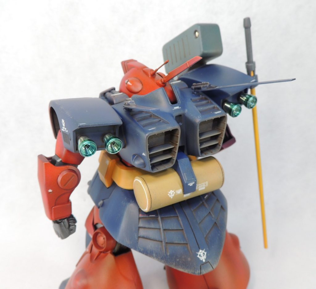 背面のディティールが分かるショットです。旧キットのドワッジのボディ後ろ半分を接着し、隙間をエポキシパテでやや強引につなげるかたちをとりました。首回りの加工に注意を払い、違和感のないように移植できました。