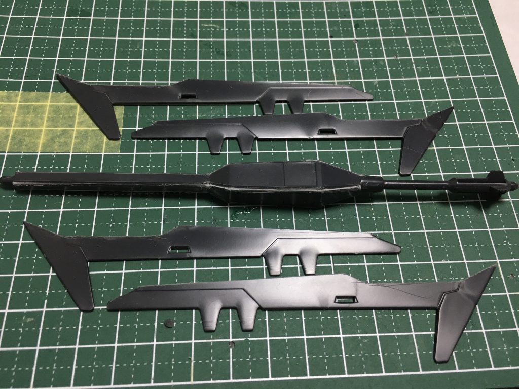 きっと1番神経を使ったバルバトスルプスレクスのメイスの改造。ノコで切り口がズレるのが怖かったので、ケガキ針→タガネ→デザインナイフで切り取りました。後方の羽刃部分も取り、反対側へ接着し、メイス本体の切り口も0.3ミリプラ板で補強しました。