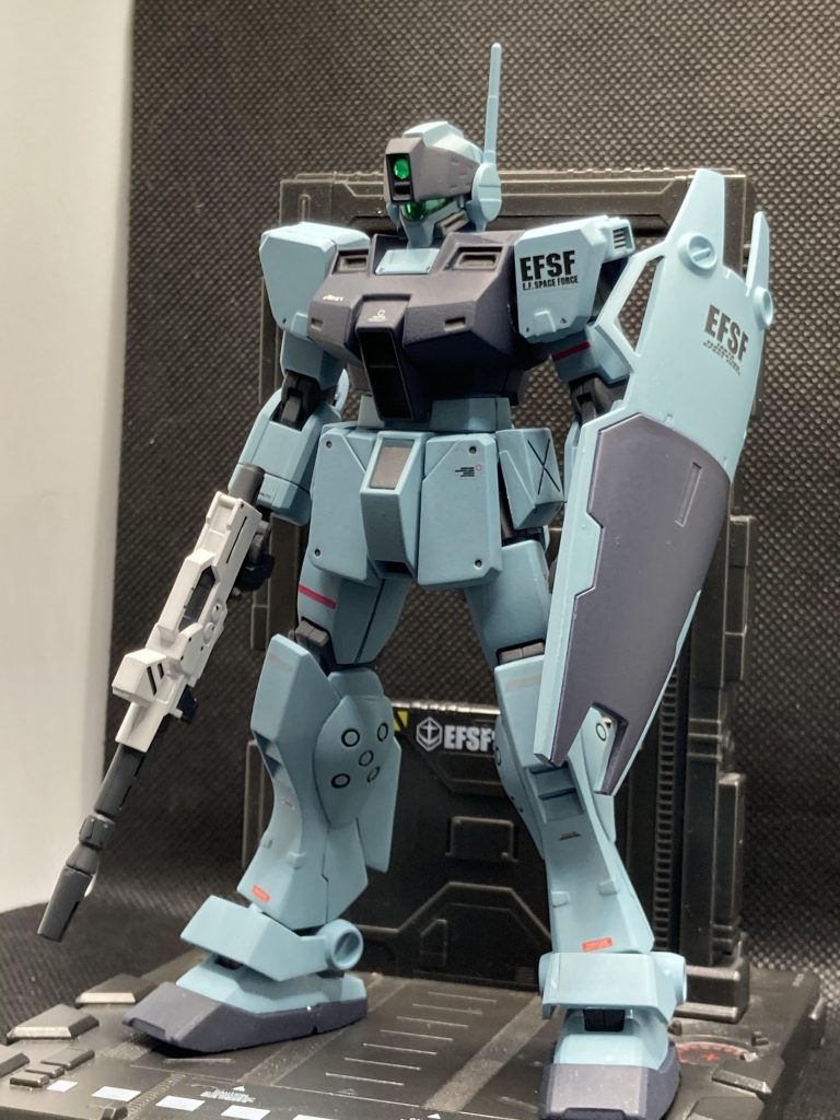 全体的にはこんな感じです。カラーパターンはホワイトディンゴ隊を参考にしつつ、カラーリングは元のカラーを若干変えて赤色の部分をグレーにしてみました。