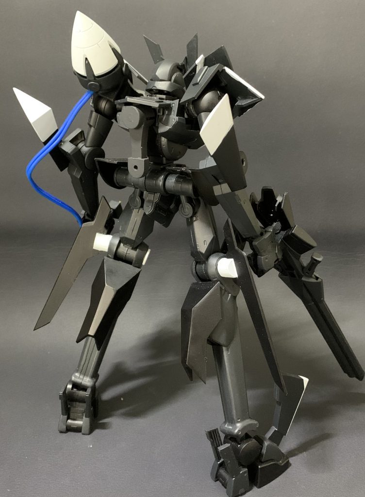 正面と背面擬似太陽炉からサーベルに繋がっているケーブルは電飾用の配線を2本まとめて接点を接着剤の点付けで作りました。※ビームサーベルは手元にないだけで作ってます( ˇωˇ )