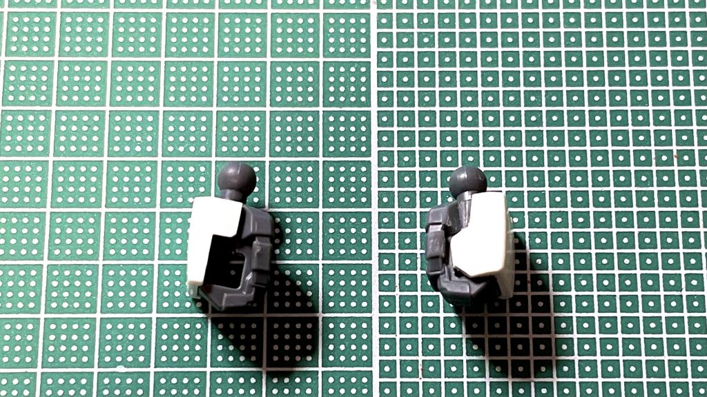 左手の穴開き手は甲のパーツをいじって穴が隠れるようにしました