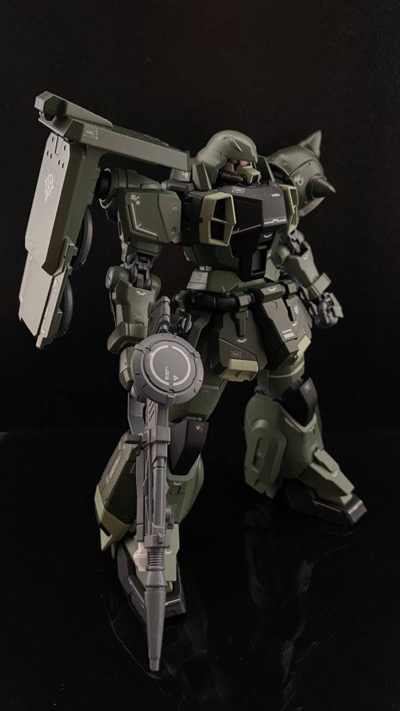 ザフトの量産機じゃなく、ジオンの量産機カラーに。