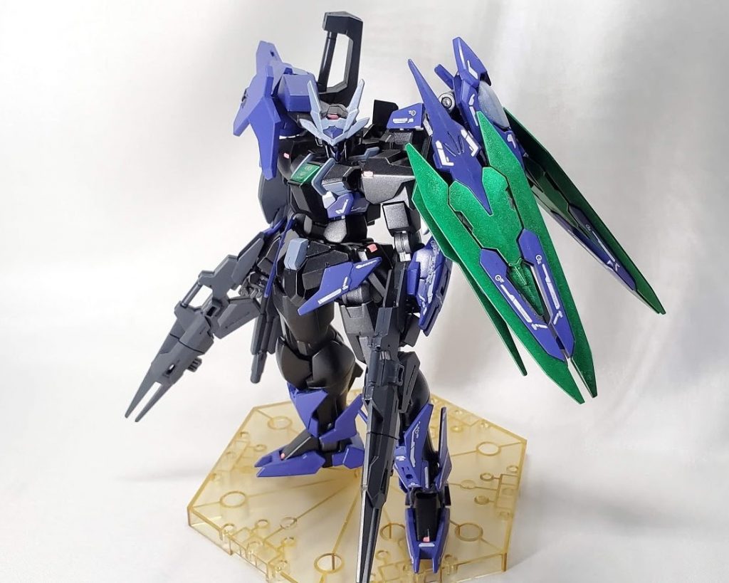 左側から撃墜されたことで、無意識にそちらをかばってしまうため、大型のバインダーを装備した、という設定です。カラーリングは黒サライメージです。(GBNにログインすると勝手にこの色になる設定)また、左側にのみ傷のようにデカールを配置しました。