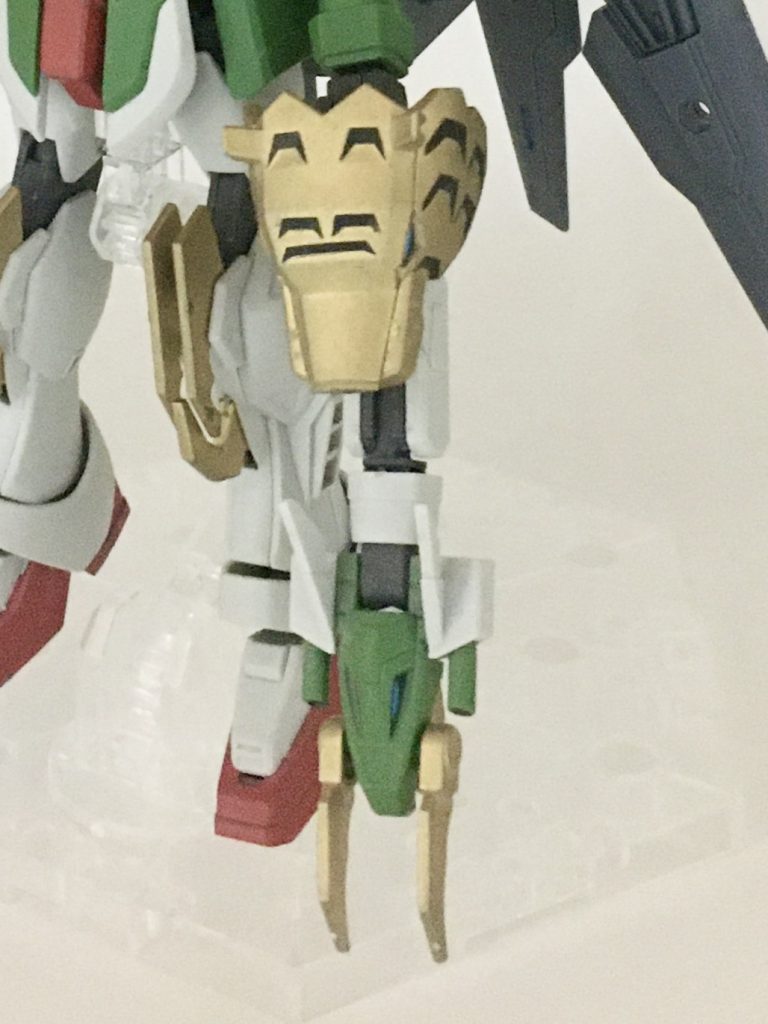 ナックルガード兼ドラゴンハング。ナックルガードはガンダニュウム合金で作られており、1回毎の攻撃が重い。また、ドラゴンハングには火炎放射器が搭載されている。その威力はシェンロンの5倍(両腕で10倍)といわれている。