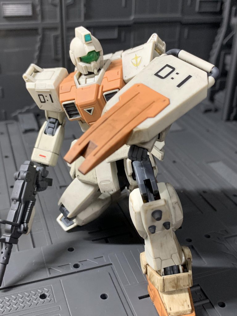 シールド。デカールが目立つところなので、注意して貼り付けました。