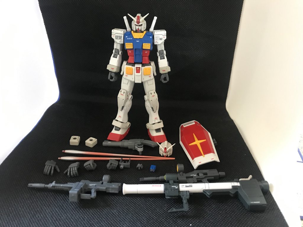 パーツ一覧。もう一つの顔はオリジン版のもので、今つけているのは旧HGUCのものです。これがかなり合うんですね。