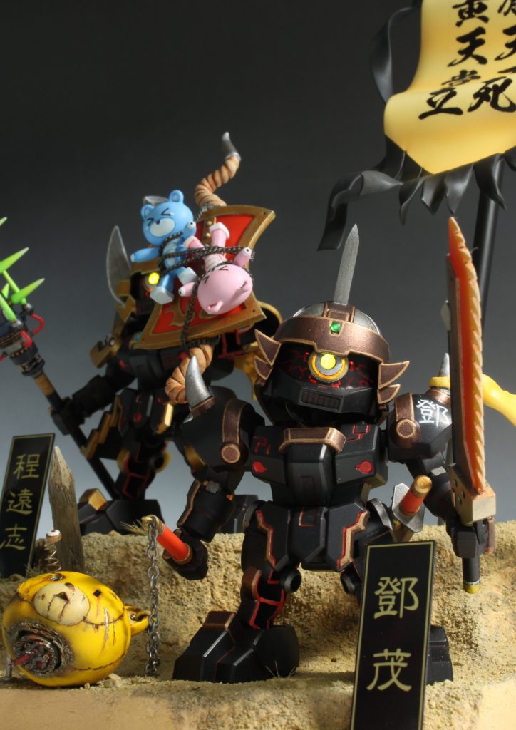 続いて鄧茂。こちらは張飛の手で秒殺。 上役ほどの知能も無い、腕っぷしだけのドチンピラ。 愛用のヒートノコギリで犠牲者の首を切り落とし、アクセサリー感覚で武器にする正統ストロングスタイルのサイコパス。「ぎゃはは!てめーはどんな悲鳴を聞かせてくれるのかなーっっ??