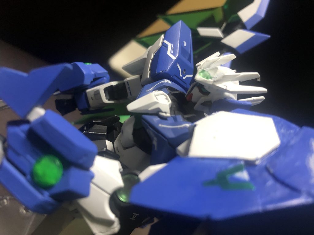武装設定                GNガンブレイド この機体のメイン武装、腕部に伸縮する刀身を仕込んでおり戦闘中は刀身を伸ばして敵を切り裂いたりGN粒子を圧縮してビームを撃つ事もできる。    前述の通りモチーフはマークアレス。GNコクーン              大容量のGN粒子貯蔵タンクとして搭載している。トランザム使用後の弱体化を緩和したり、粒子残量が切れた後のバッテリー用としての役割がある。他にもGNフィールド発生装置を搭載しているためGNフィールドも使用可能GNエナジーウィング          機体後部に配備されているスタビライザー2機を展開してGN粒子でコーティングされた翼を作ることで機動性能を格段に高めることができ翼で切り裂くことも可能GNバスターブレイド                                       GNエナジーウィングと同様に背部に搭載している白兵戦用の武装、GNガンブレイドのような多距離に対応した武装とは違い近接戦に特化している