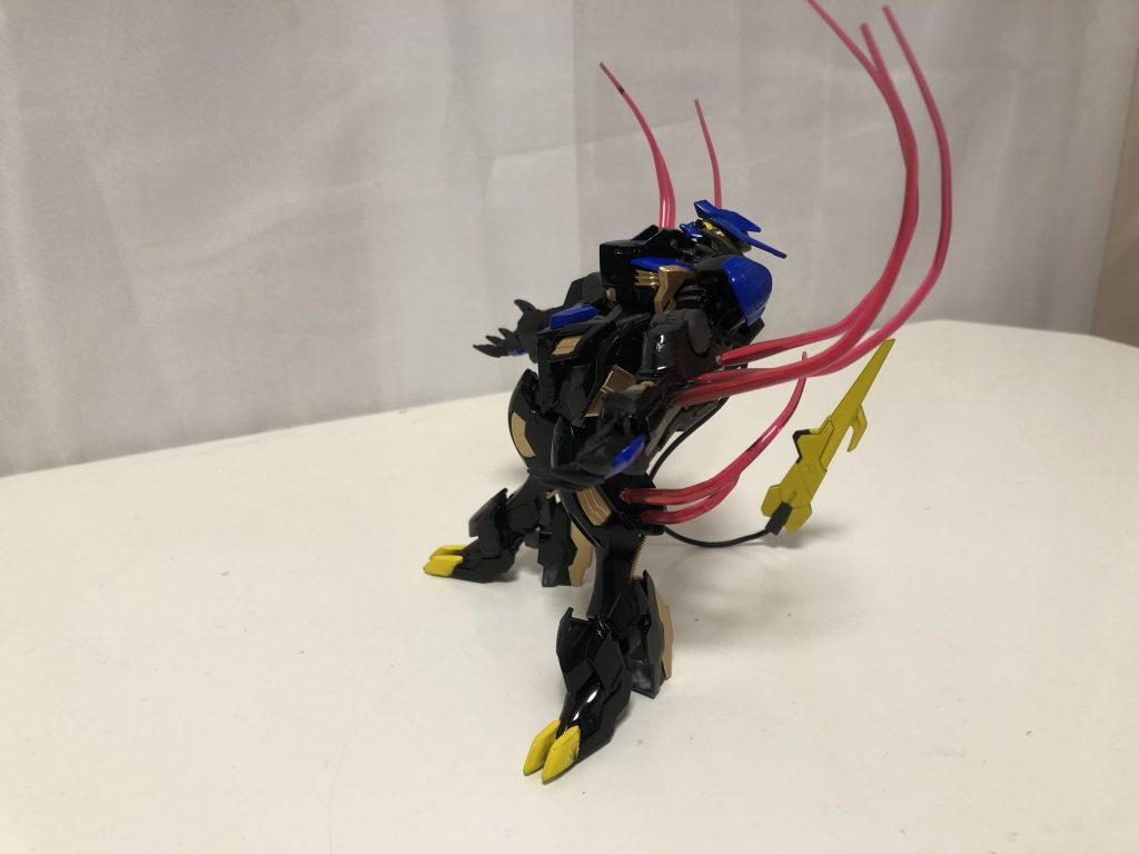 ビームサーベルを熱で少しづつ曲げていく事が微妙な作業でしたね（−＿−；）良い感じの曲がりになりました