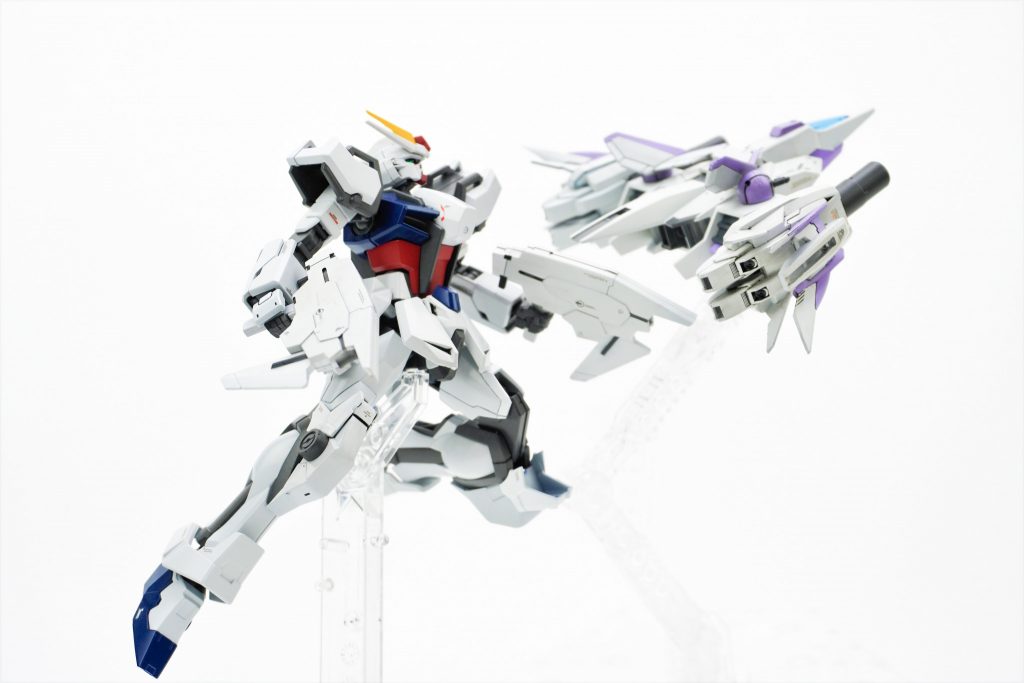 ストライクガンダム-エリアルフォーマット-とエリアルストライカーは分離します。また、それぞれ単体でも成立するデザインにしました。