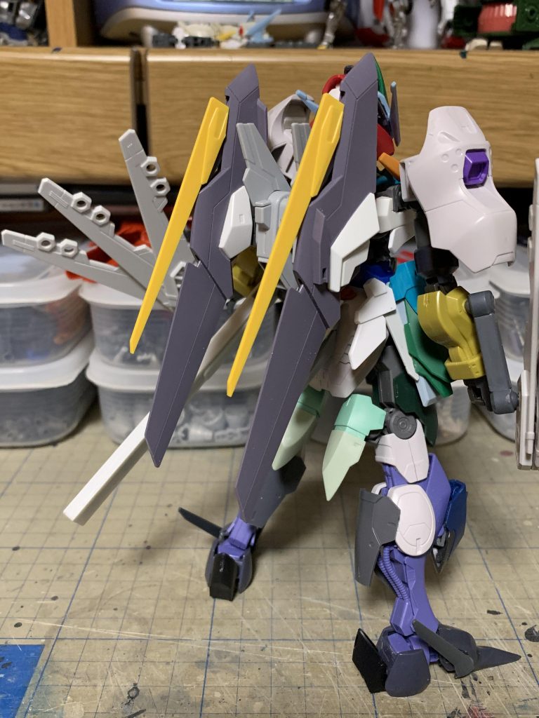 ウィングバインダーにもパーツを盛ってみました。そもそも明確なビジョンも無しに、元々無い機体をジャンクパーツだけで作っていく作業はなかなかに難しくて楽しいものでした。またこういうのを、やってみたいですね(やる気があれば……)ご清聴ありがとうございました。