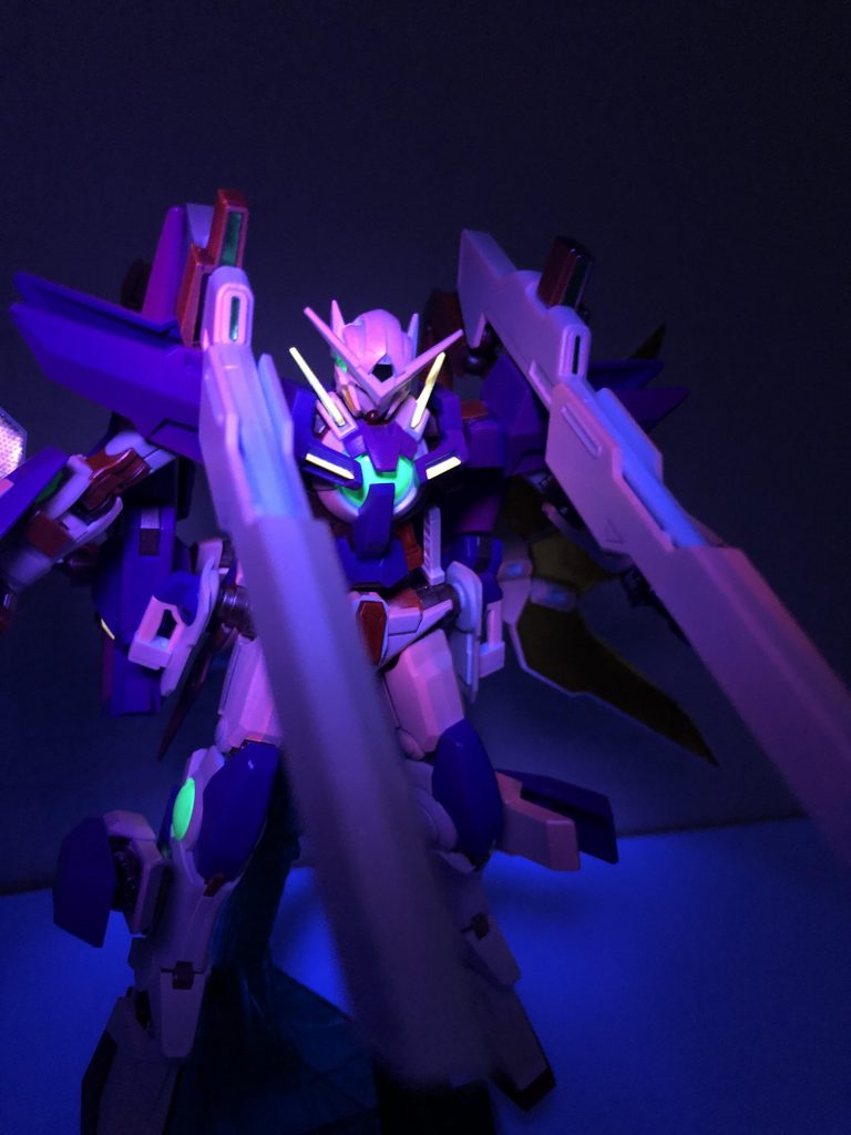 「TRANS-AM！！」UVライトで赤色に発光する特殊な塗料を使用している。