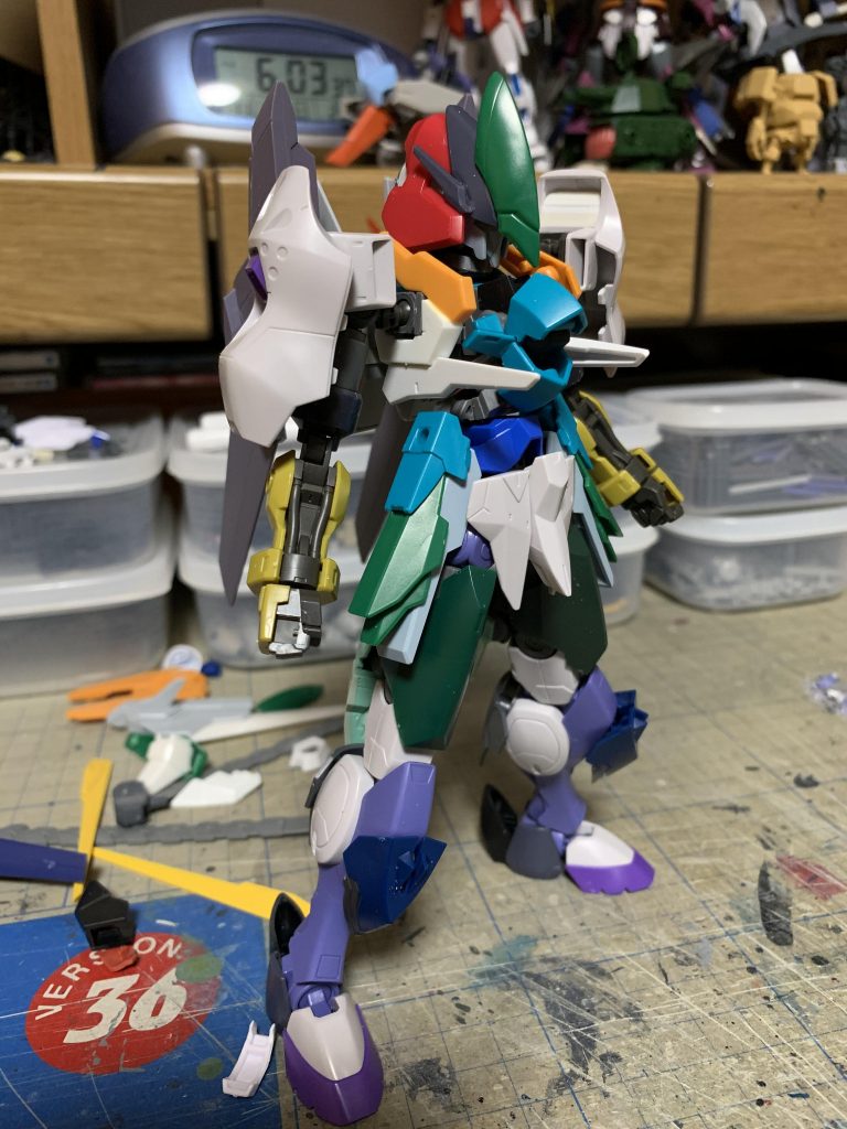 胸周りに細かなパーツを配してボリュームを上げていきます。