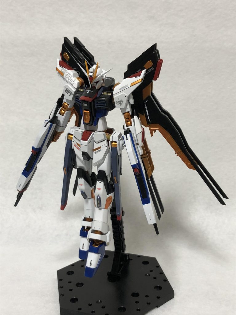 改修点全体に少し筋彫りをした頭部:RGに変更胴体:青と白のパーツをHGCEデスティニーをつかいました腕部:肩にディティールを追加腰部:ライフルの接続機構を廃止してHGCEデスティニーの物を改造して使用し、フロント/リアアーマー裏をプラ板でディテールアップし、レール砲をRGの物に変更脚部:スラスターを改造し足裏の肉抜きをパテで埋めたバックパック:RGストライクフリーダムのパーツを使って改修ライフル:同じライフルを使って少し延長ドラグーン:銃口を改修して肉抜き部をパテで埋めた