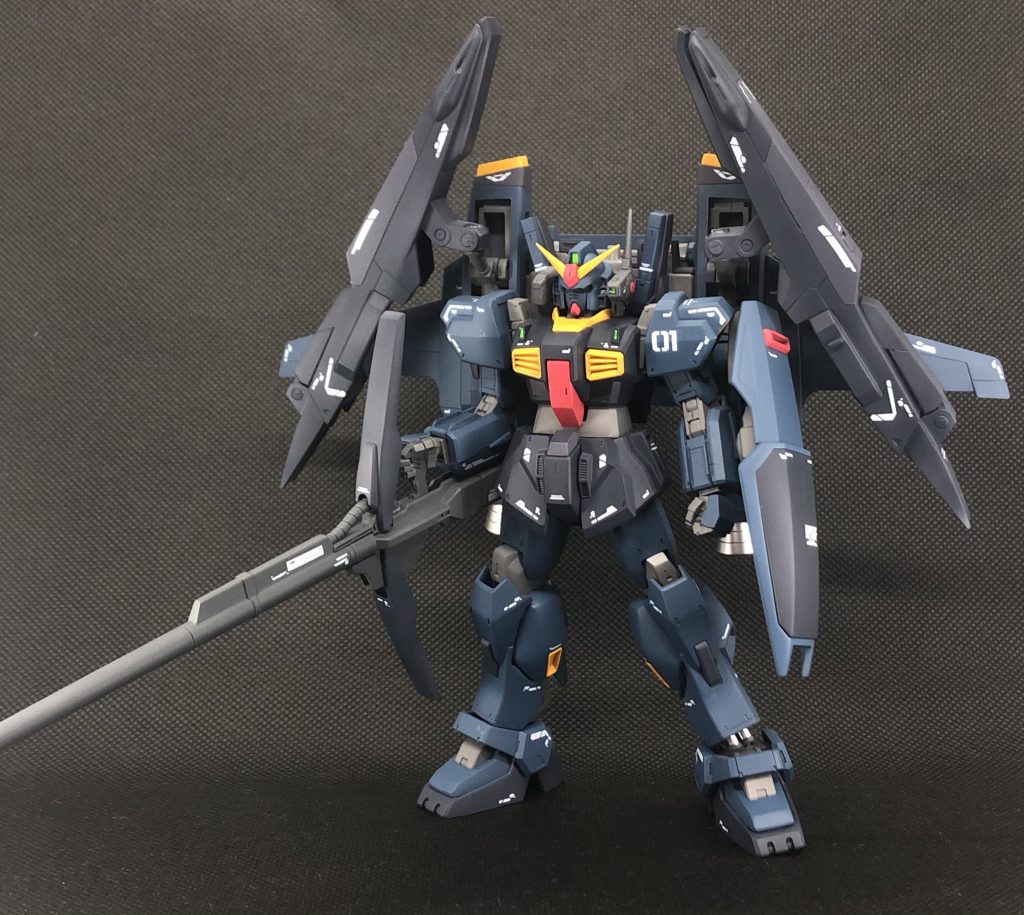 フロントビューGディフェンサーのカラーリングはゲーム等に登場するティターンズカラーを参考にしています。ロングライフルを構えるのが厳しく、下方にマウントする方式に。