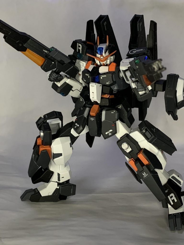 重装Ver.です。GNホルスタービットは分割できる2パーツのみ採用しております。やっぱり頭部の変形ギミックはいつ見ても痺れますね(´∇`)