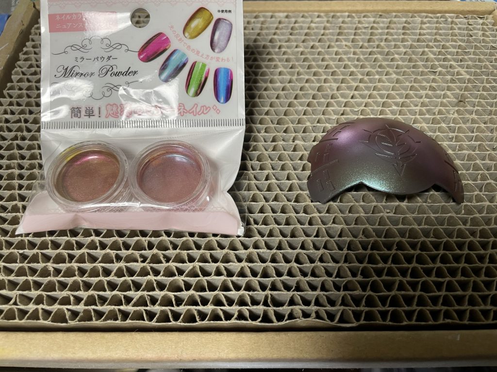 色見本。いらないパーツに右の青っぽい粉使ってます。使用後なのであんま青くない。成形色に塗ったらどんな感じかっていうのも試してみたつもり。おそらく下地が明るいと赤っぽい色が出てくるんじゃないかと思います。研究しがいがありそう。