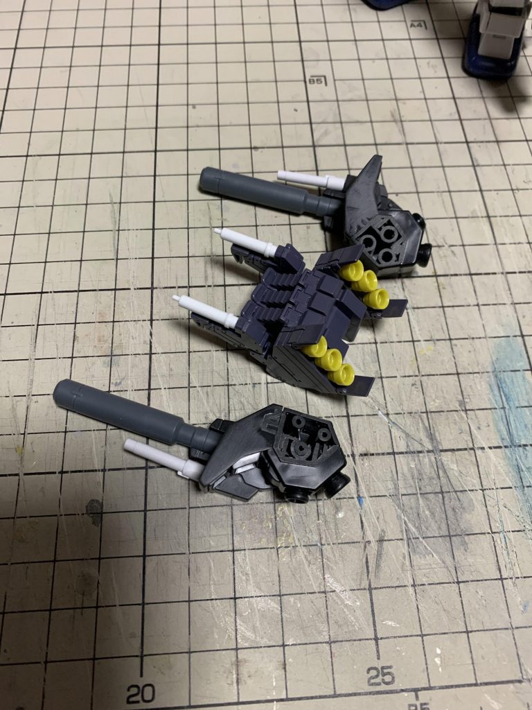 今回は特に手の込んだ事はせず簡単に作ろうって事で、陸戦型をベースにマドロックのバックパックのキャノンや両脚のスラスターユニット、両腕の内蔵式グレネードランチャー？を移植。シールド裏には、たぶんヘビーアームズ改のだと思われるガトリングガンが死んでいたので、そちらを移植。もっとマドロック色を入れ込みたかったんですが、結果的には上記のパーツのみとなってしまいました。