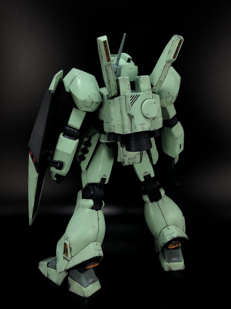 全身。地元の模型店の富野監督作品模型展示会に出品する為に、突貫で仕上げました。デカールはMG逆シャア用や、カトキν用などを中心に使用しました。ラー・カイラム所属7番機とかそんな感じ。