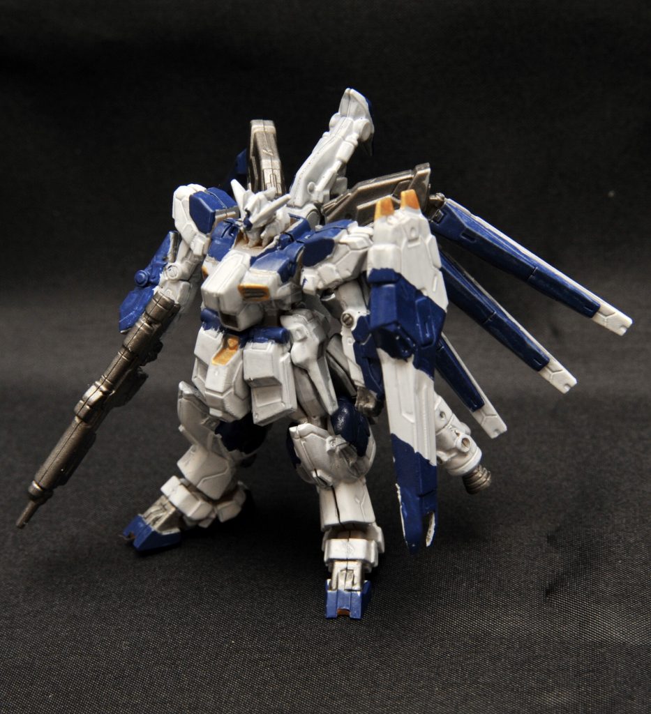 まずはフロントショット。ややマッシブながら、なかなか良いプロポーションをしています。