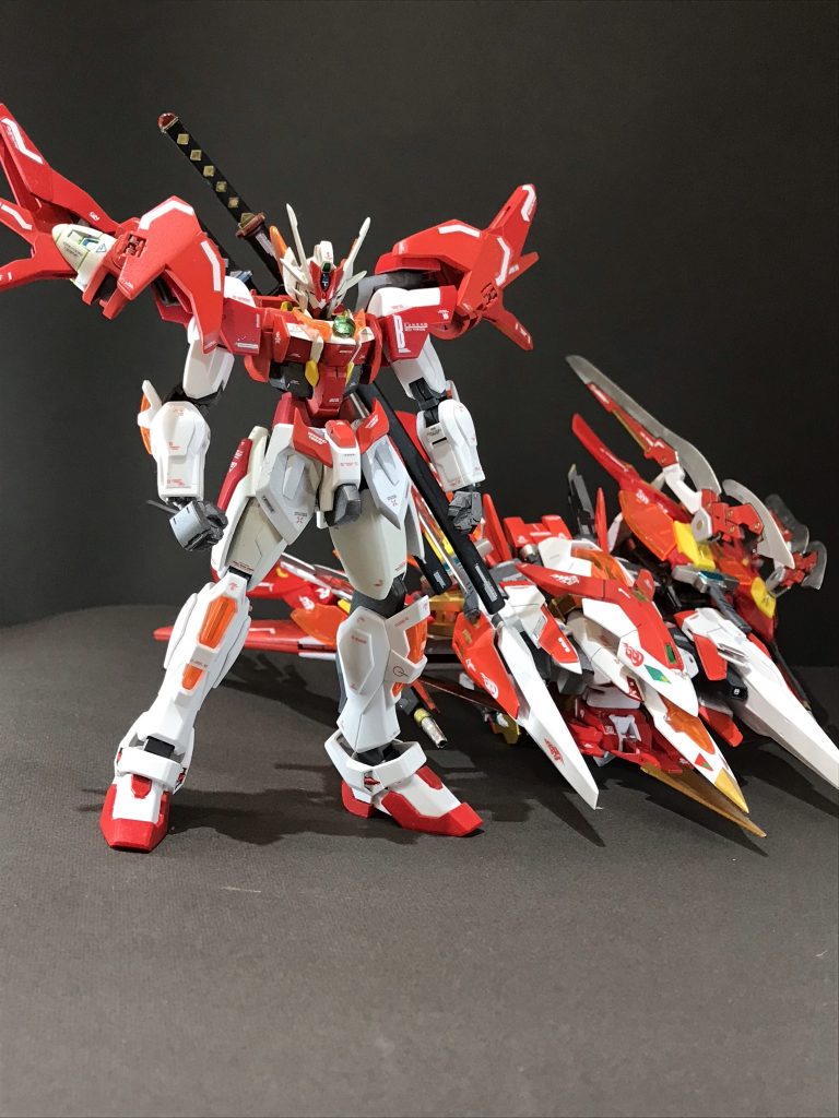 三機が合体してフェニックス・ライザーに。ブレイズガンダムをサポートするだけでなく、本機も戦闘に参加し、数々の修羅場を乗り越えるベストパートナーである。