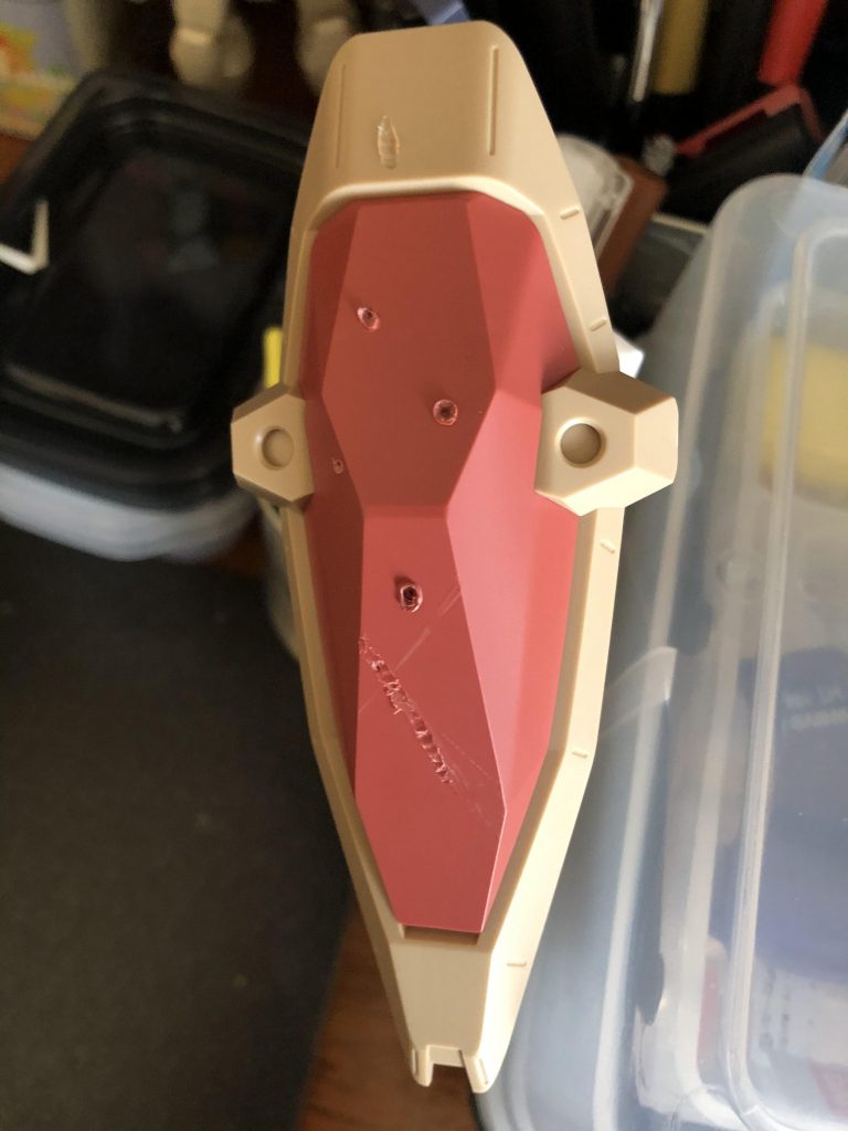 シールド部とショルダー部に熱したカッターの刃とスクリュー型ドライバーによるダメージ加工