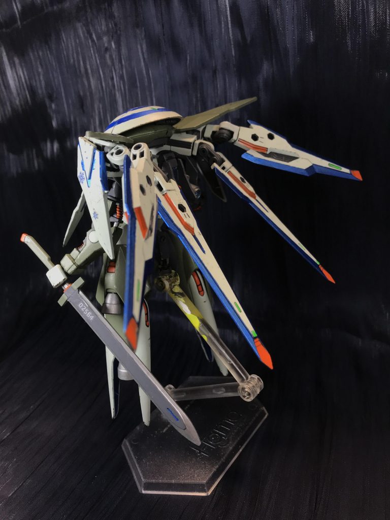 ダークハウンドやフルクロスのマントとかハイドラガンダムのサイドアーマーとか色々検討したんですが、イメージはビギナギナのシェルフノズルだったんですよ。でも実際そういうのって現物で合わせないと分からないし、買ってみてやっぱり違った！ってのも怖い。とりあえず手に入り易い所でバインダーガンにしました。完全に納得はしてませんが妥協出来る所かなあと。