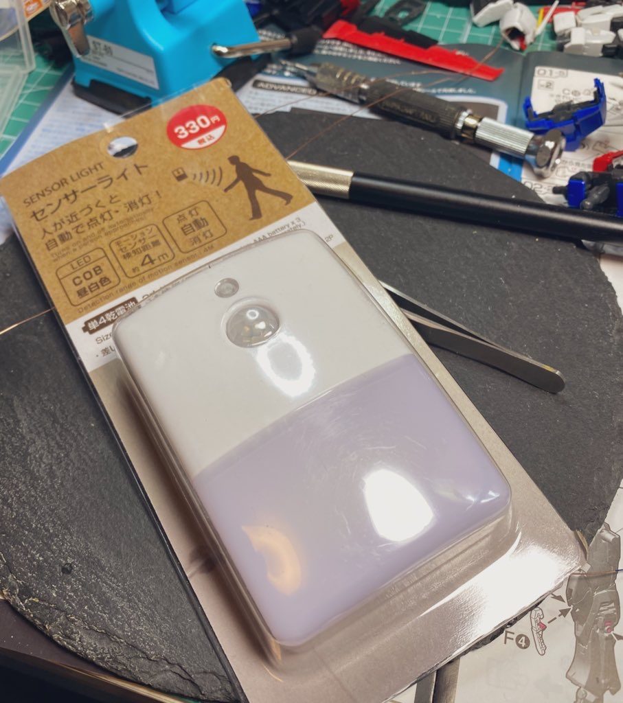 電飾の電源にはダイソーのセンサーライトを改造して流用しています。ガンダムと目が合ったら、自動で30秒間アイを点灯させて応えてくれる素晴らしい電源です!笑