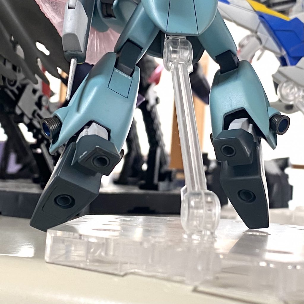 見えない部分ですが足裏も肉抜き埋めて、バーニアを別途埋め込みました。