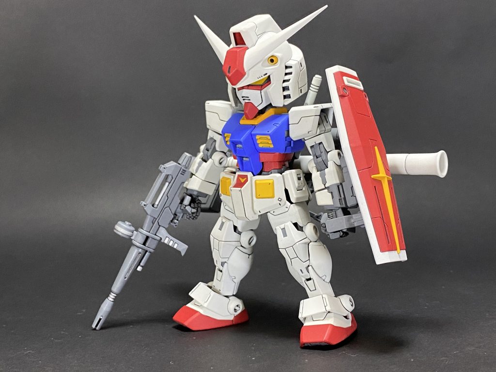 ツインアイはゴールドにクリアーイエロー、頭部センサーは前後共にメタリックレッドで塗装しトップコートの光沢を吹いていますが、写真ではあまり分からないですね・・・ｗ