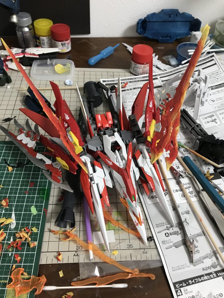 バスターソードの部分塗装、デカール途中の状態。今回一番大変だったのがブレイジングバスターソードのマスキング色分けでした。最終的にイメージ通りにできましたが、気が遠くなりそうな作業の連続でした。