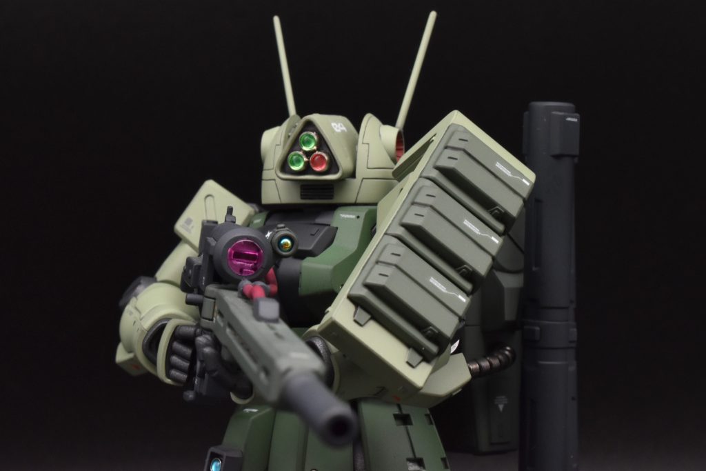 ライフルを構えた時に機体をガードできるようシールドは左肩に。装甲も追加してみました。