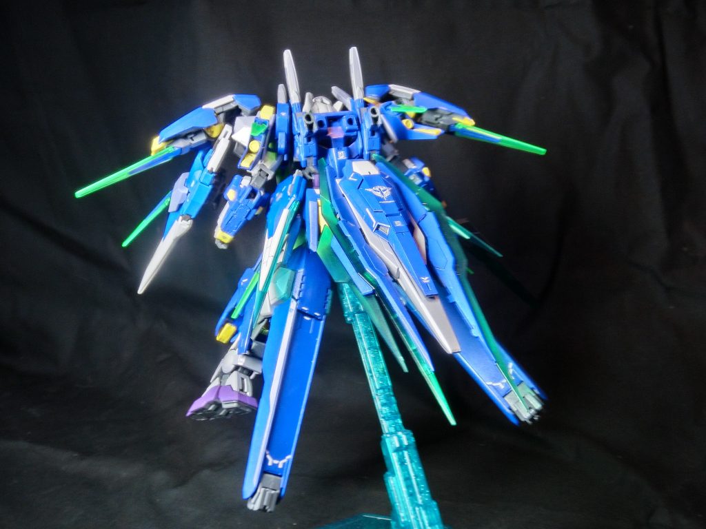 後GNドライブはクアンタと同型を一機腰部に搭載各所に設置された増加スラスターにより機動力の向上