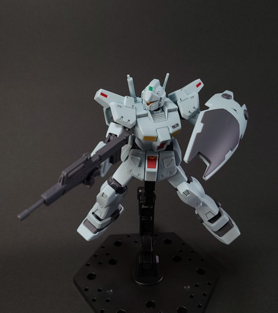 製作小話股間のV字はサ―フェイサーホワイトを塗ってからイエローを塗っていますクレオスからビンタイプの水性サ―フェイサーが発売されたのはありがたいです合わせ目処理の失敗は塗布した接着剤が少なかったからかもしれません今度やる時には気をつけたいです最後に今回はカッコいいジムのジム・カスタムを制作しました最近は宇宙世紀シリーズの機体を作ることが多いですキット化されている機体も多いので自然とそうなっているのかもしれません最後に作例紹介の動画のリンクを貼っておきますよろしければご覧くださいそれではここまで見ていただいてありがとうございましたみなさん体調に気をつけてお過ごしくださいませ✨https://youtu.be/3Hli77YA_tU