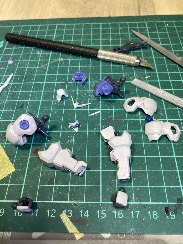 初めて棒ヤスリ買ってみた！とにかく削って削って削りまくれ〜！…ってやってたら腕のプラ貫通しちゃった…どうしよ…