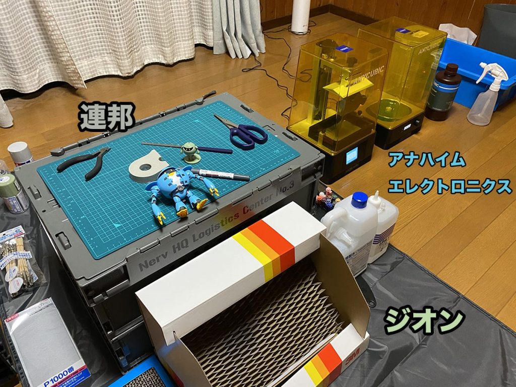 モモカプルでガンプラを始めてから、1週間後くらいのモカツ部屋の様子。モモカプル をキッカケに、3Dプリンター + UV硬化装置まで揃えました🐷💦