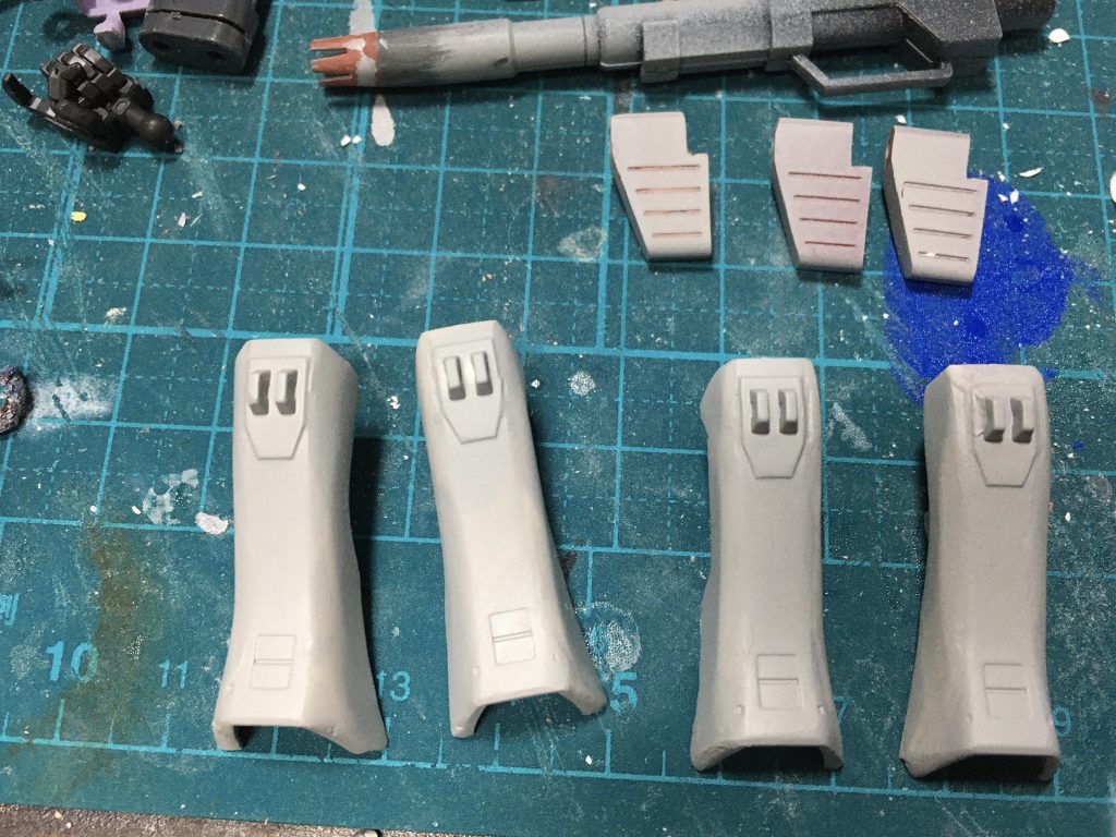 次の機体にも同様の加工が必要なので、スネの処理は四ついっぺんにしました。