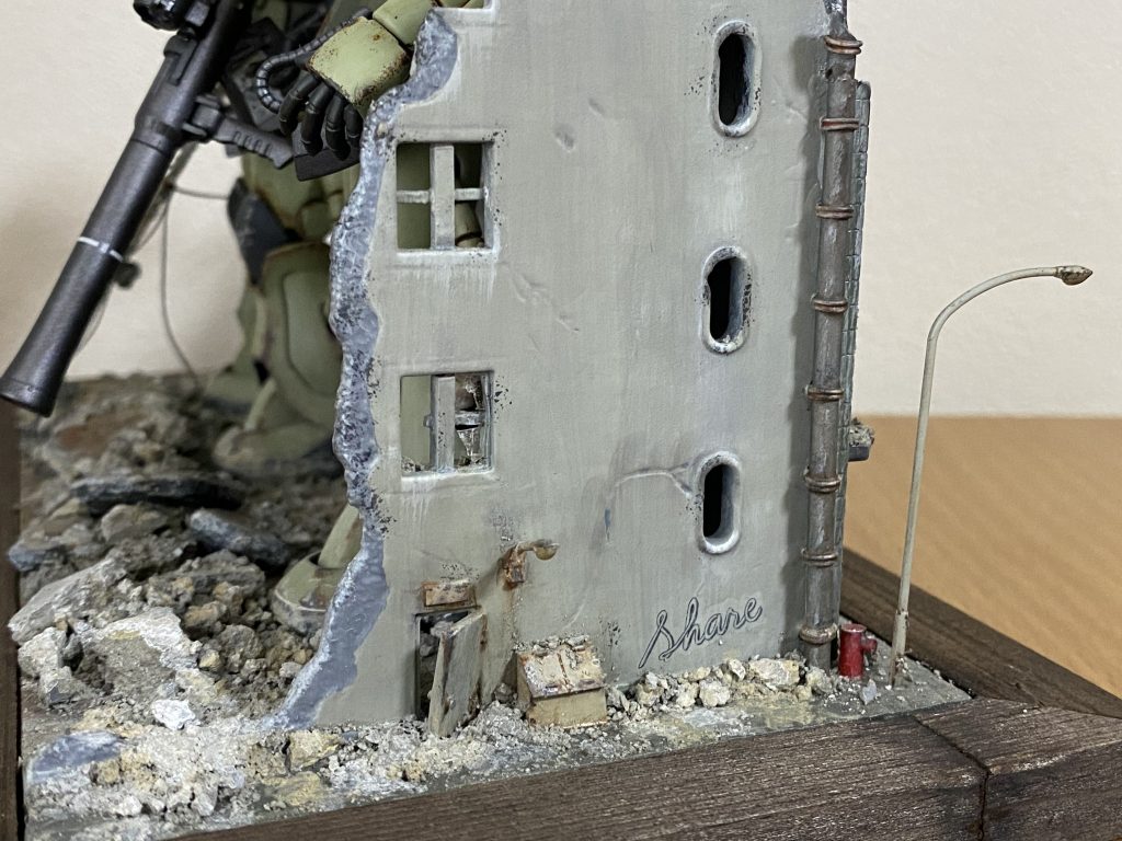 勝手口には扉とゴミ箱を自作。照明も設置しました。排水パイプ、消火栓、街灯壁に落書きも加えて廃れた感じをイメージしました。