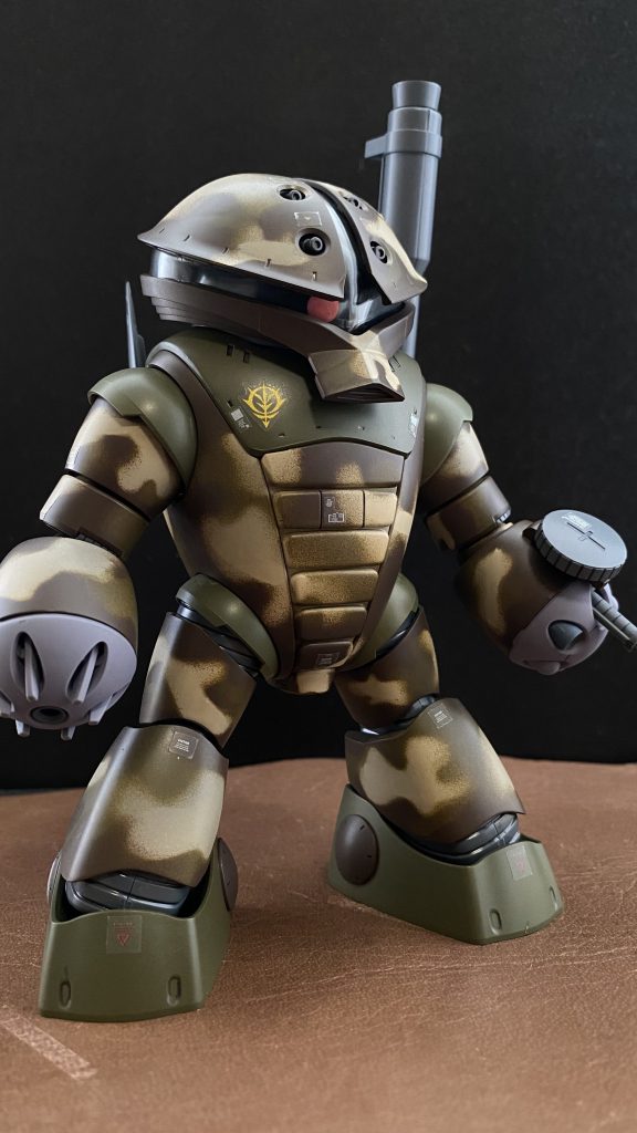 パイロットはフォルカー・エンデ少尉(45)色白で斜に構えた様な態度をとることが多く軽薄な印象を与えるが、実際は部下思いであり、仲間思い。くせ者揃いの隊をまとめ上げる。毎朝必ず髭を剃るのが