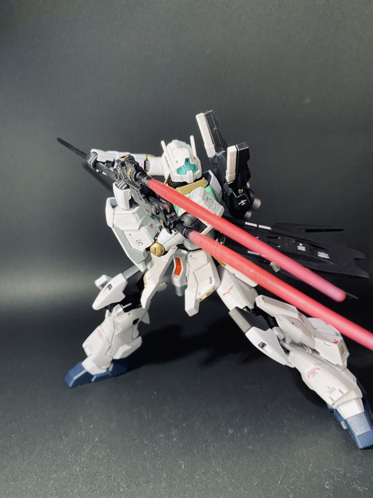 設定はビームジャベリンを装備したジムⅢと、同じ部隊配属機を強化した設定。「自分の到着があと少し早ければダカールの戦況は変わったかもしれない…」彼の脳裏には未だに後悔の念が過ぎる。